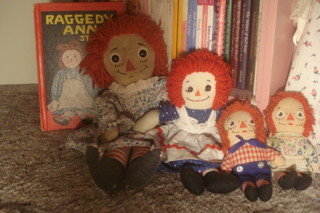 Игра тряпичная кукла 2. Музей тряпичной куклы Реггеди Энн. Тряпичная кукла Реггеди Энн старинные. Тряпичная Энни в музее. Тряпичная Энни Аннабель.